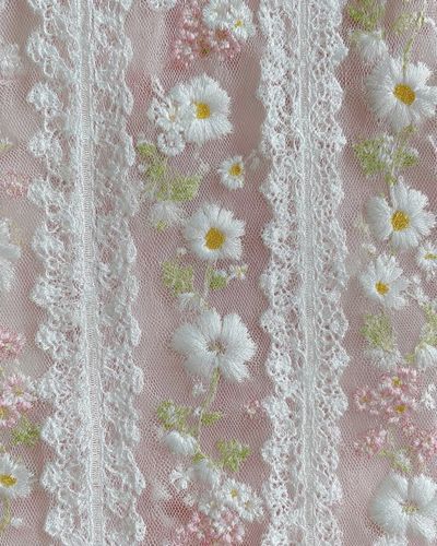 Daisy Lace Floral Print.