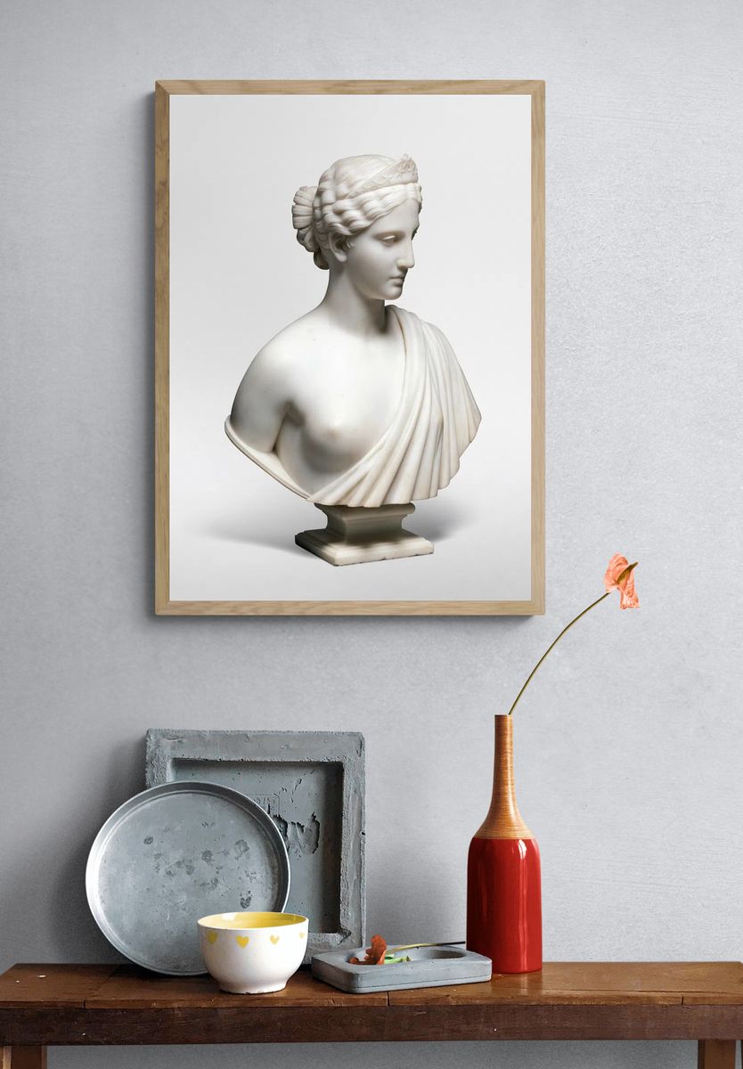 Nude woman sculpture showing America. — room view 3