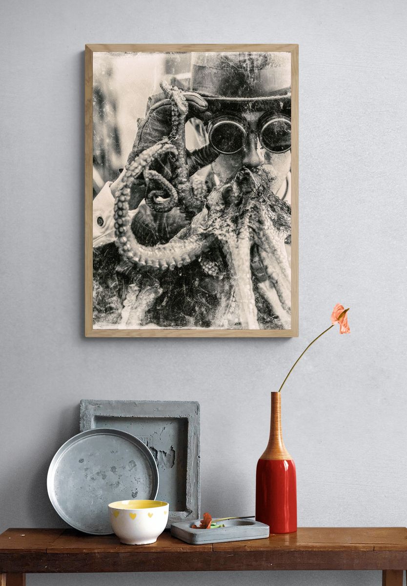 Octopus Diver Black-White Poster. — room view 3