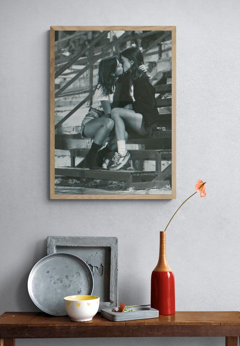 Urban Kiss Black-White Poster. — room view 3