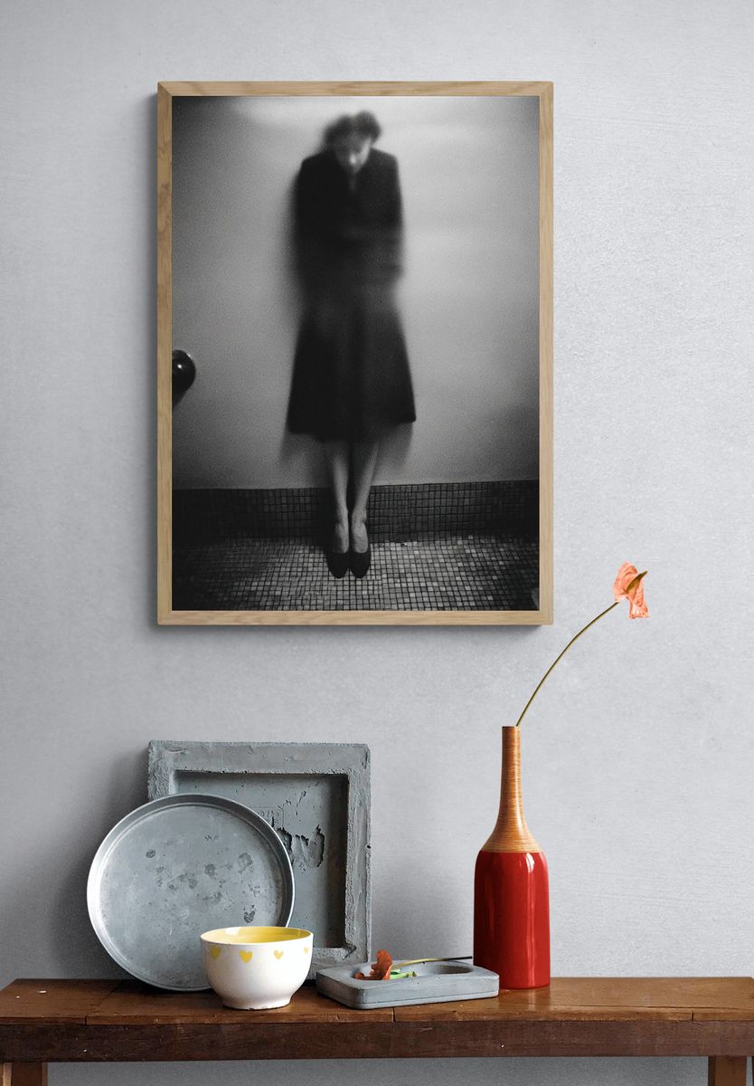 Blurred Figure Black-White Poster. — room view 3