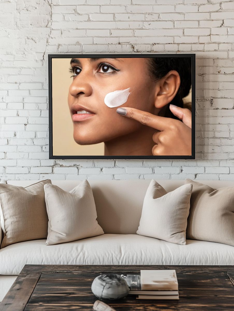 Closeup beautiful woman using moisturizing. — room view 1
