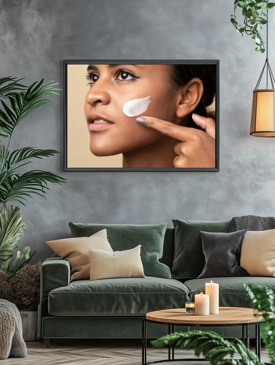 Closeup beautiful woman using moisturizing. — room view 4