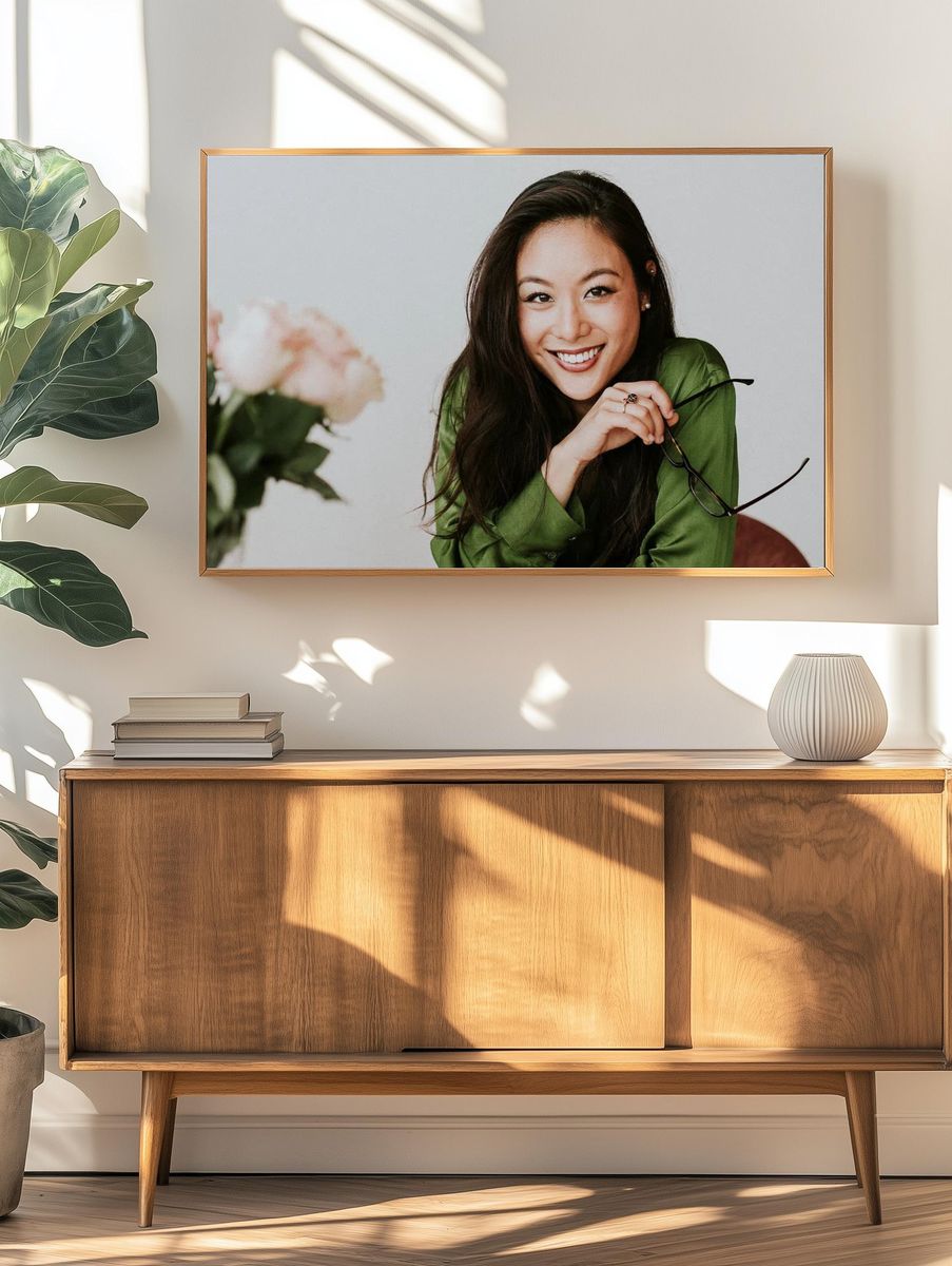 Beautiful cheerful Asian woman sitting. — room view 3