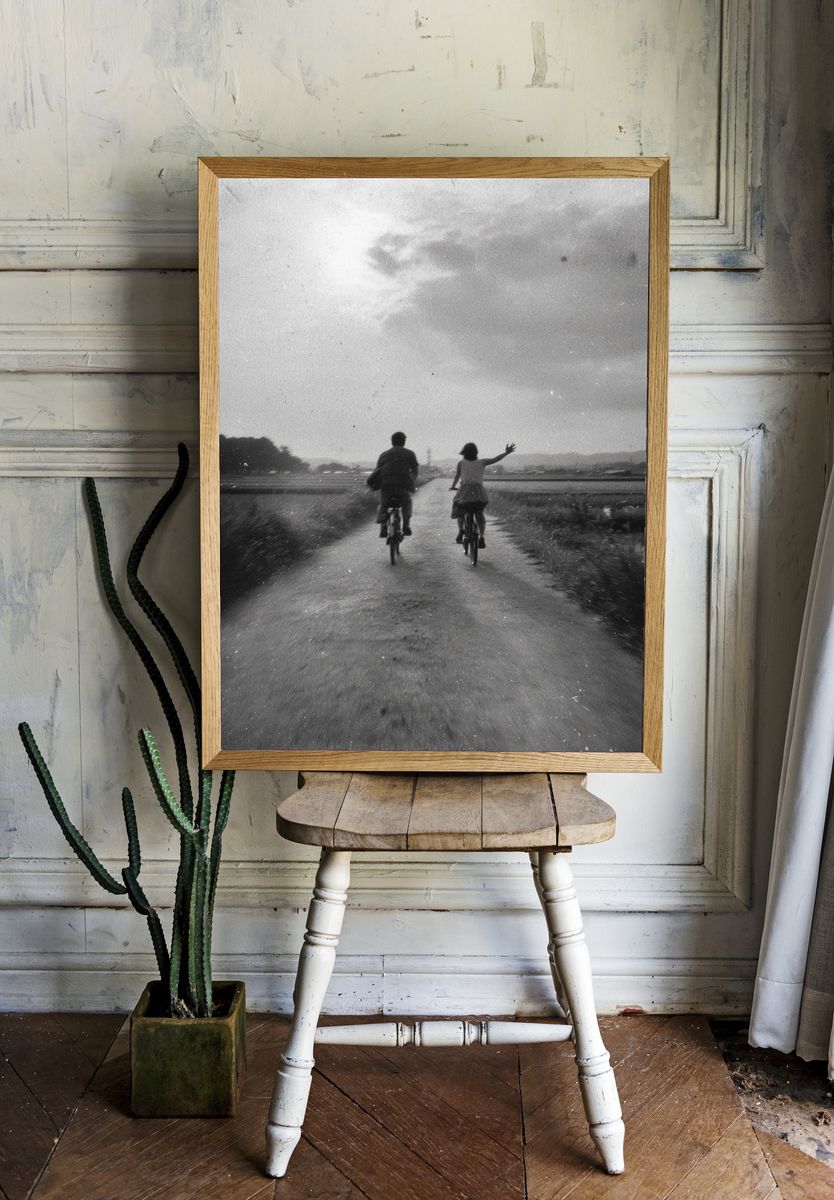 Cycling Friends Black-White Poster. — room view 1