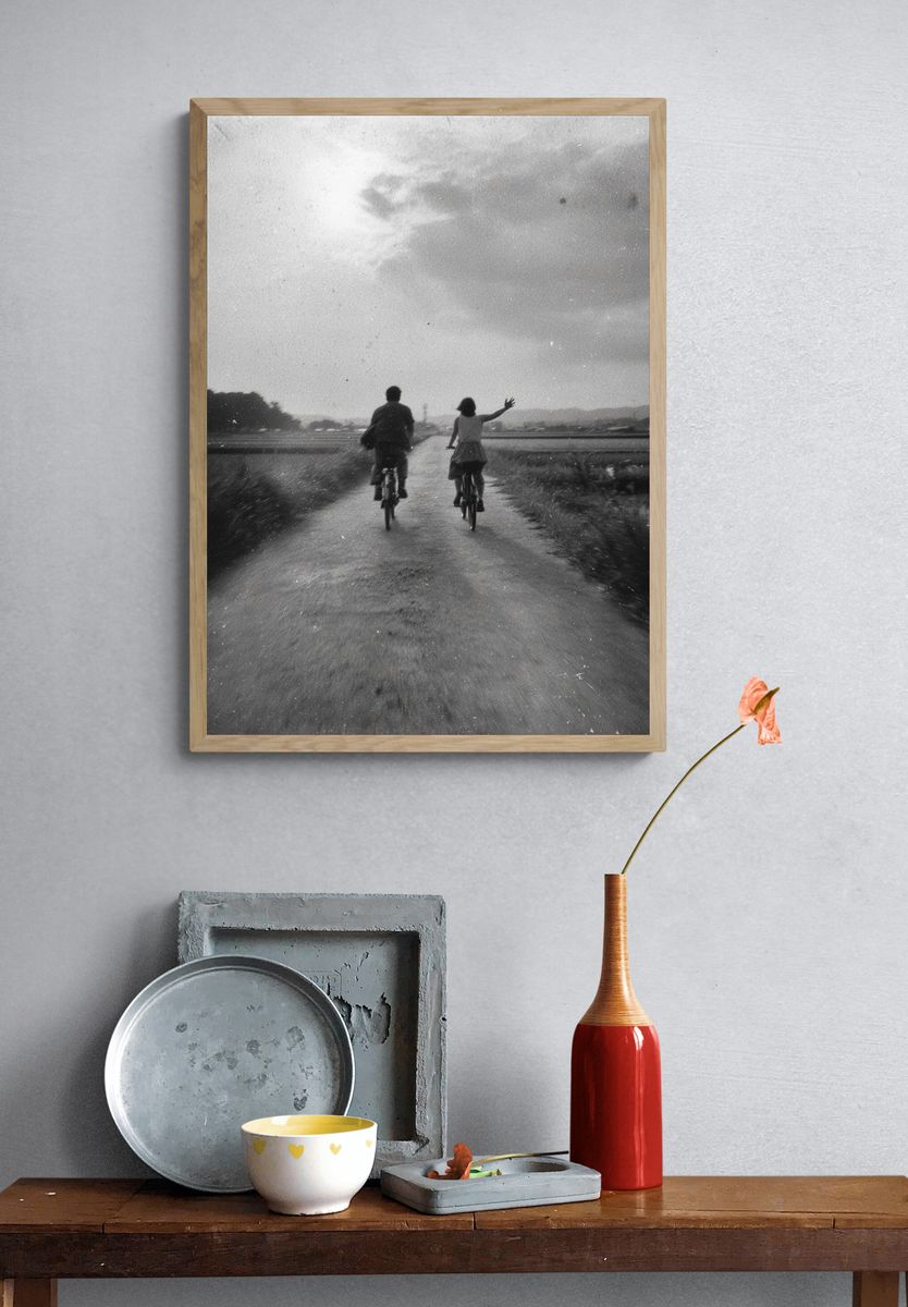 Cycling Friends Black-White Poster. — room view 3