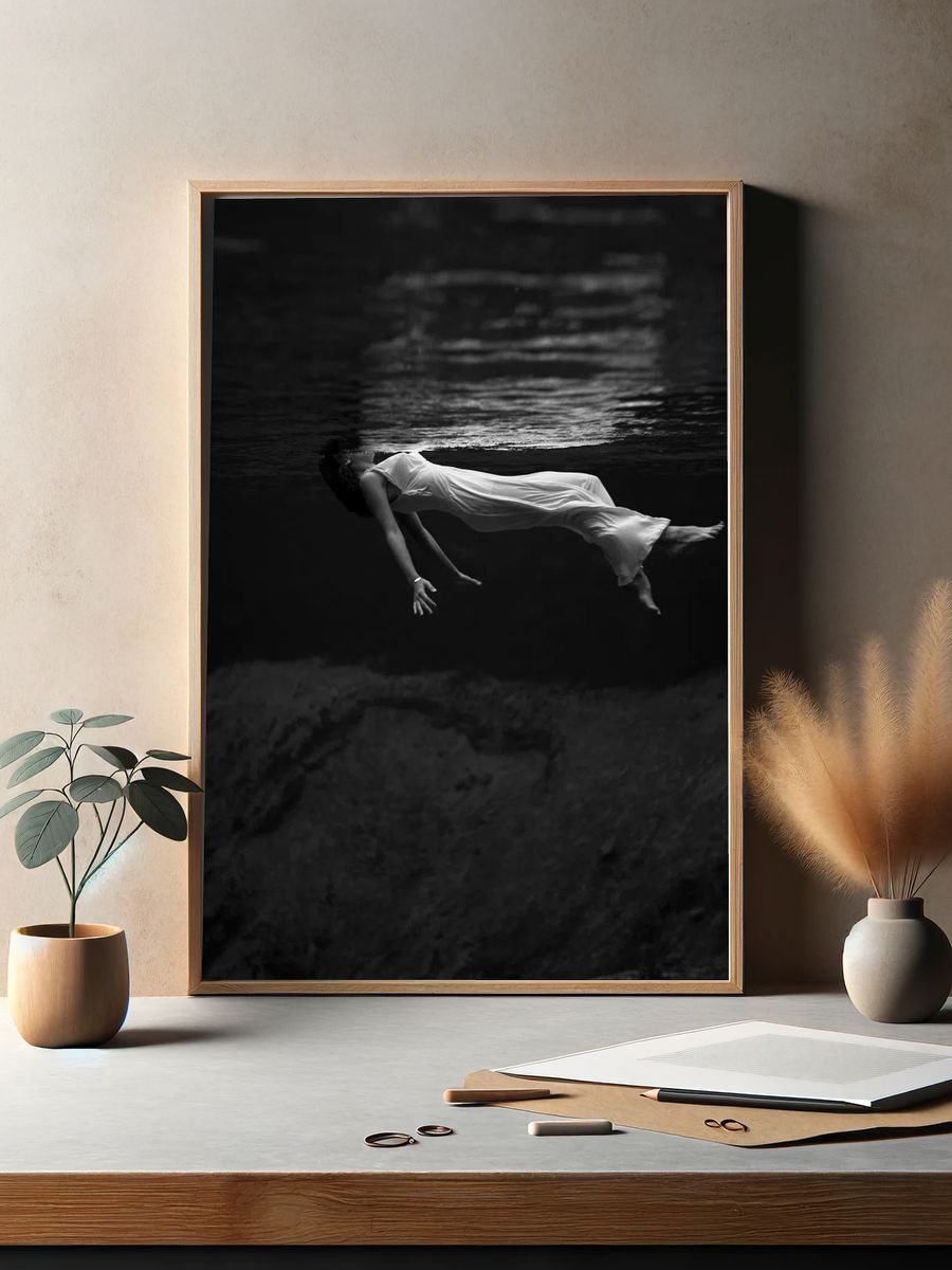 Underwater view woman, wearing long. — room view 2