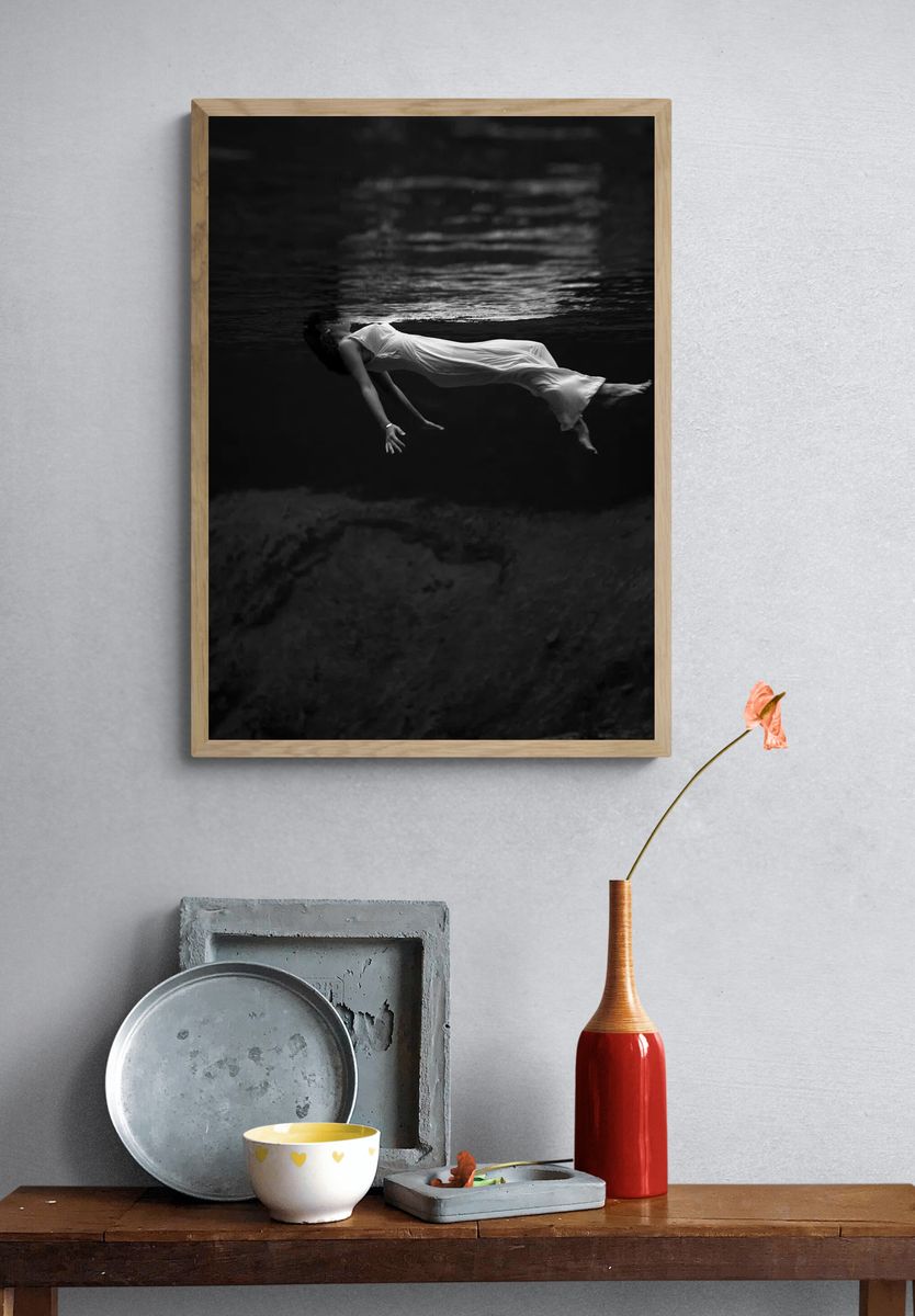 Underwater view woman, wearing long. — room view 3