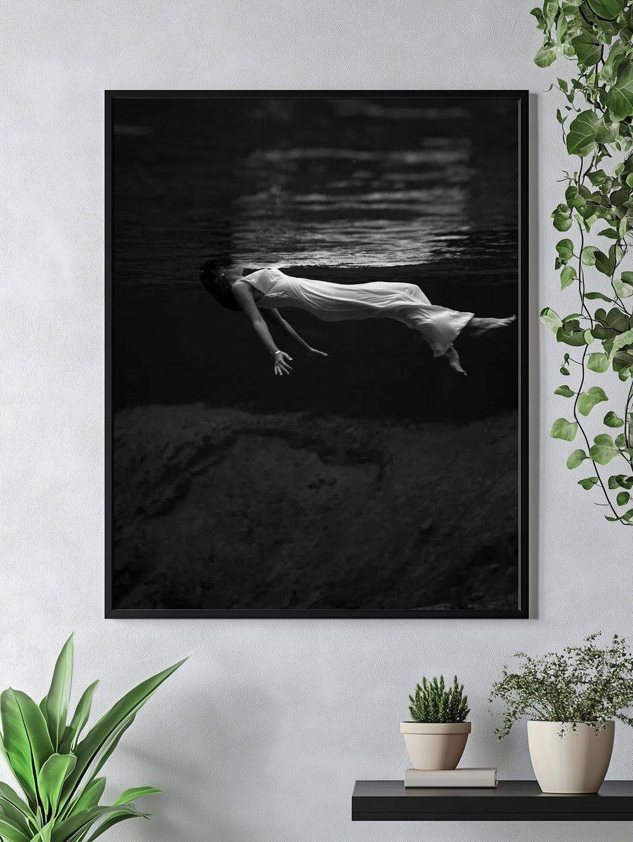Underwater view woman, wearing long. — room view 4
