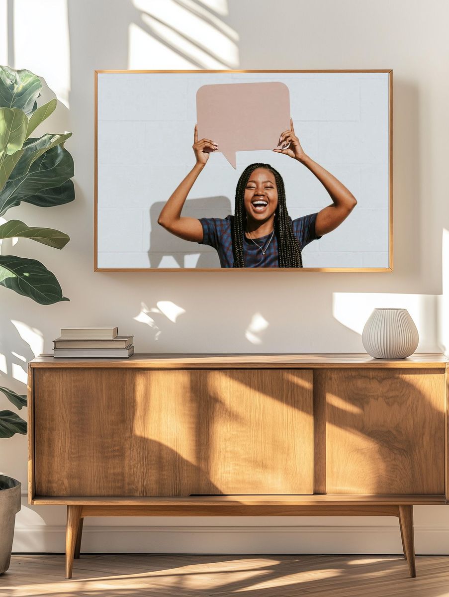Cheerful black woman showing blank. — room view 3
