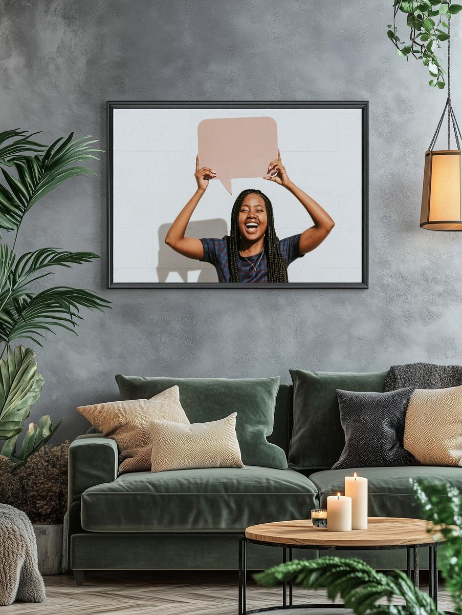 Cheerful black woman showing blank. — room view 4