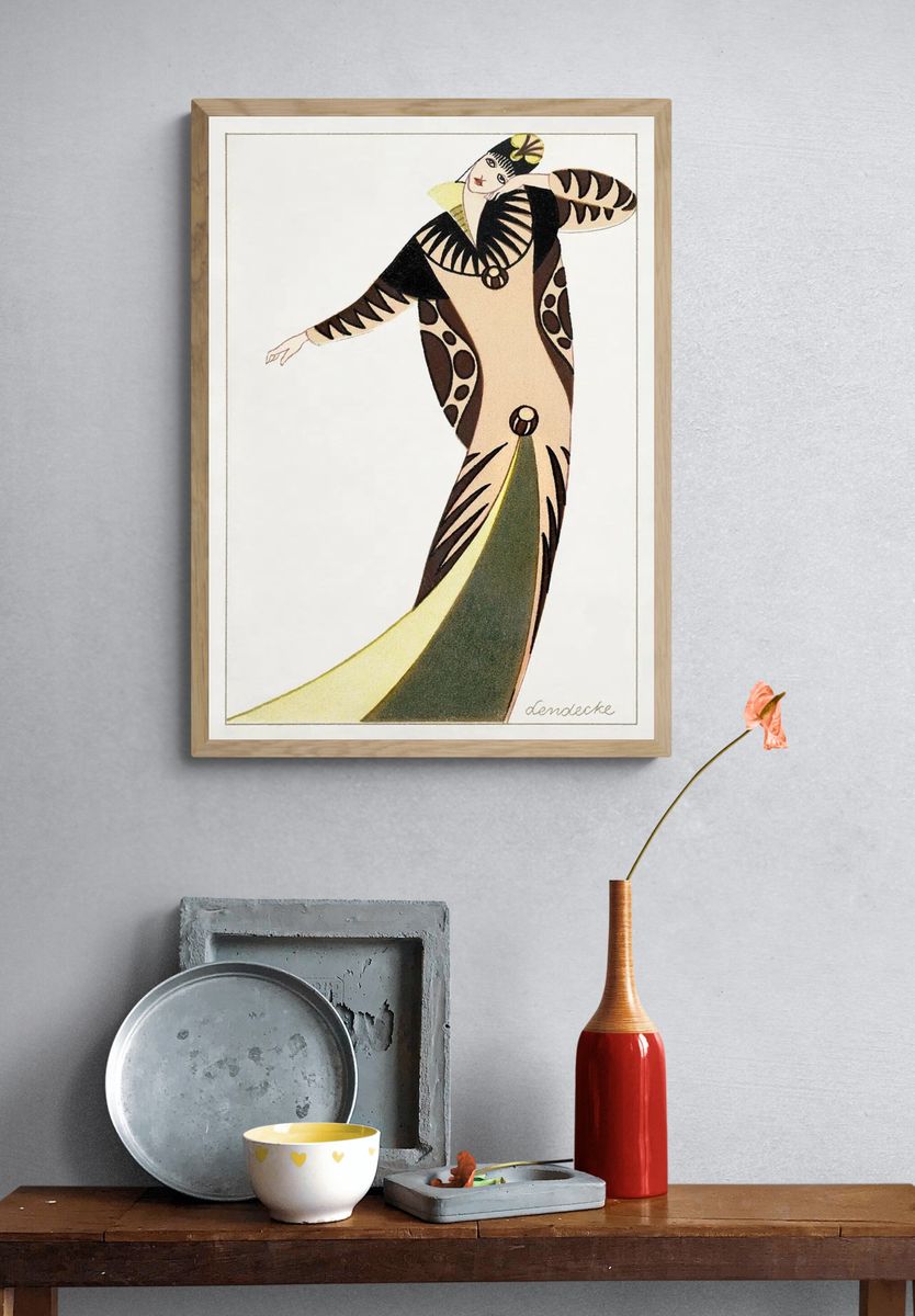 Woman long tubular dress (1912). — room view 3
