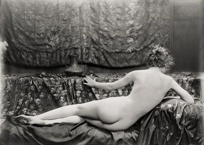 Nude photography naked woman: Portrait.
