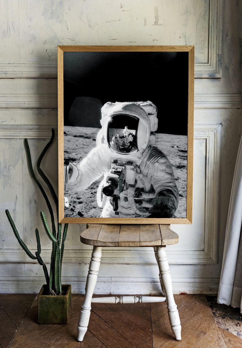 Astronaut Alan Bean holds Special. room preview