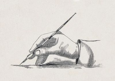 Hand schrijvend met een kroontjespen.