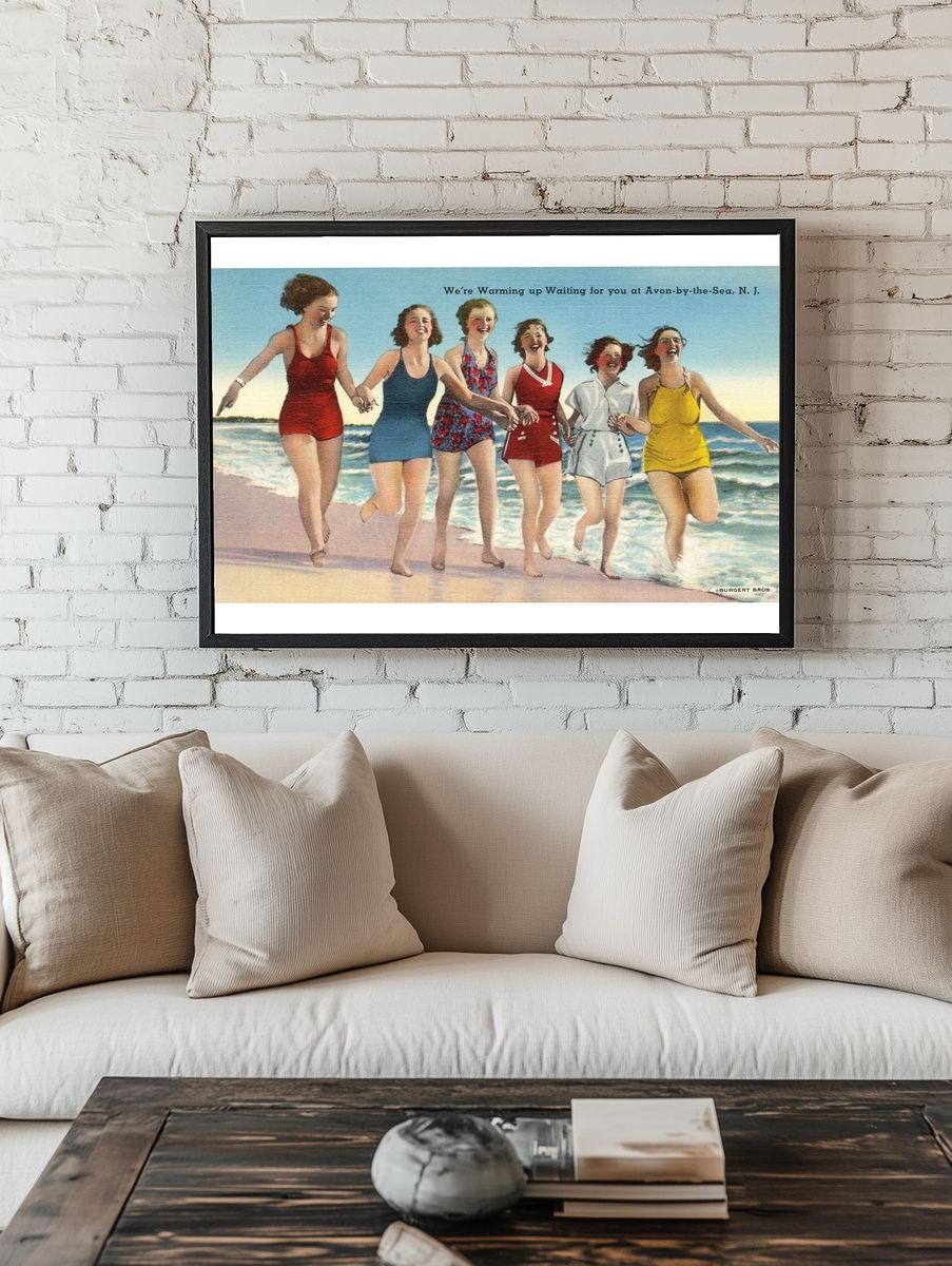 Women beach (1930–1945), vintage postcard. — room view 1