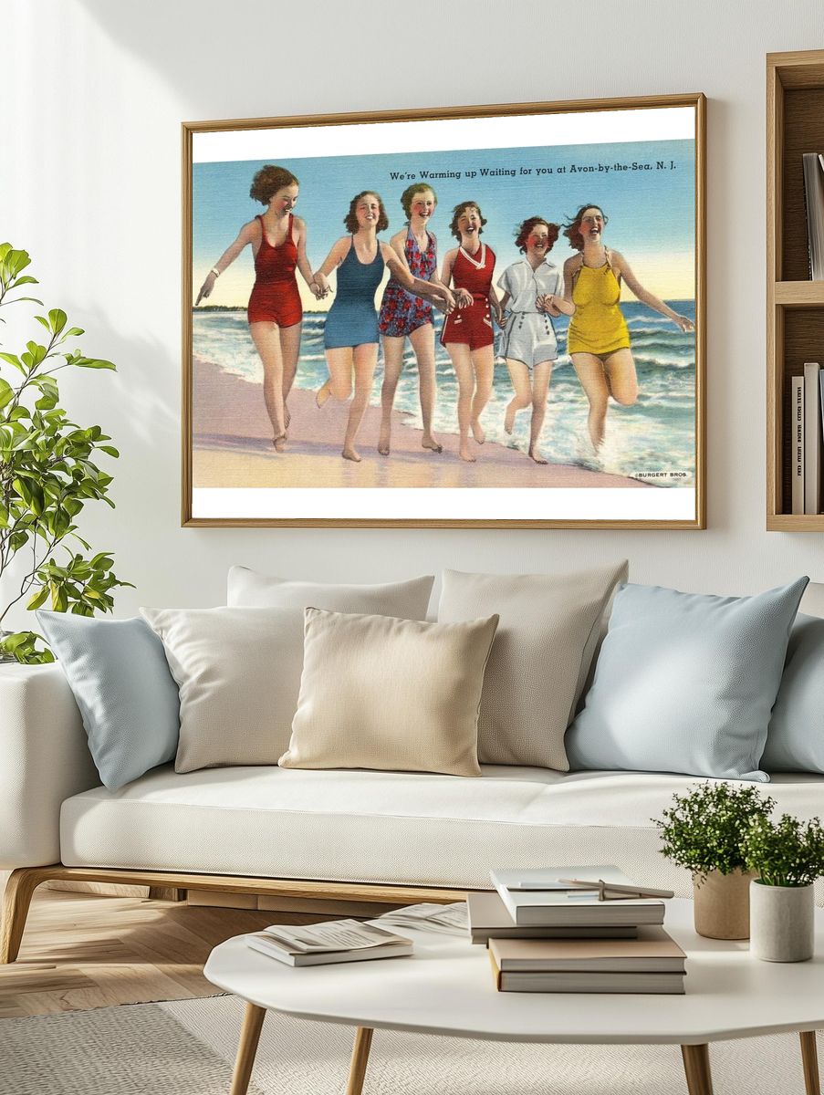 Women beach (1930–1945), vintage postcard. — room view 2