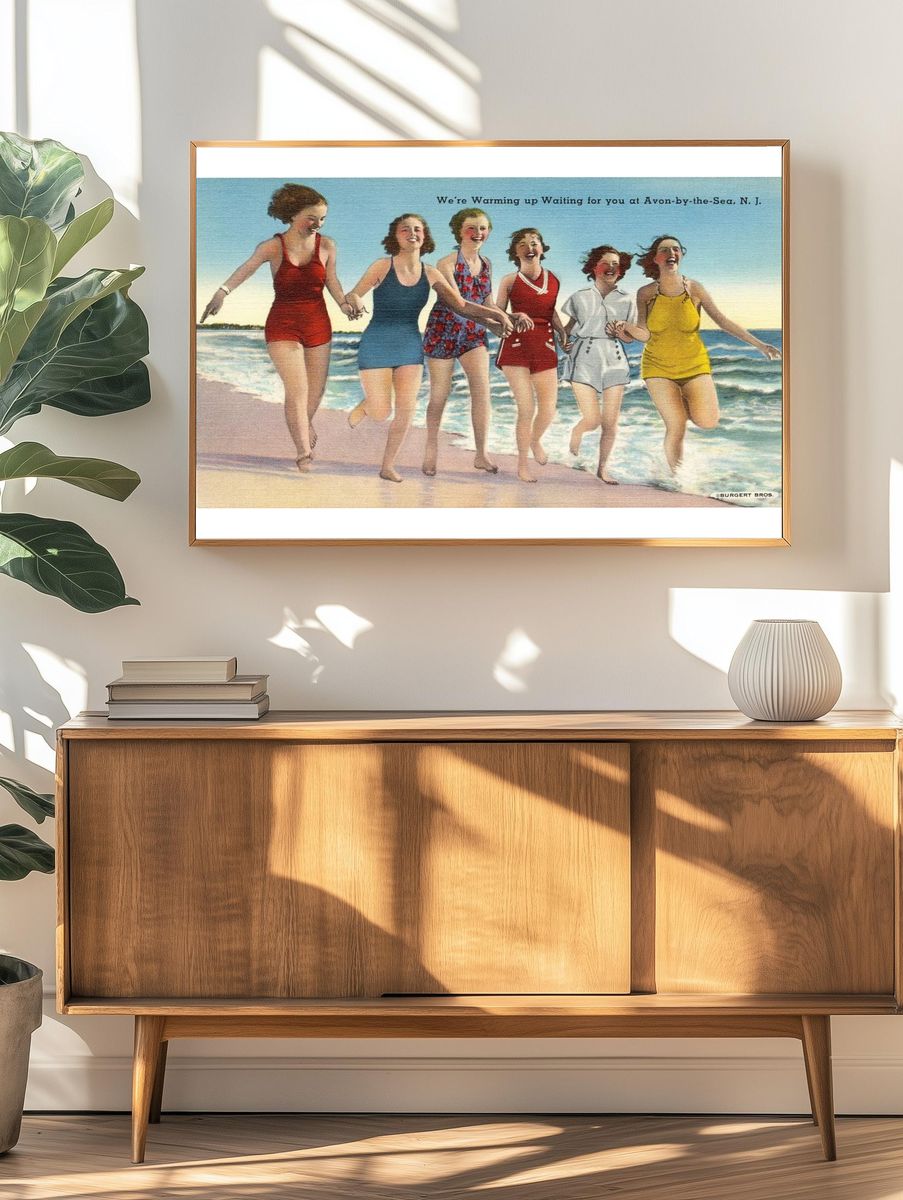 Women beach (1930–1945), vintage postcard. — room view 3