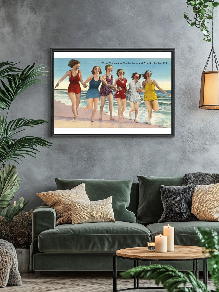 Women beach (1930–1945), vintage postcard. — room view 4