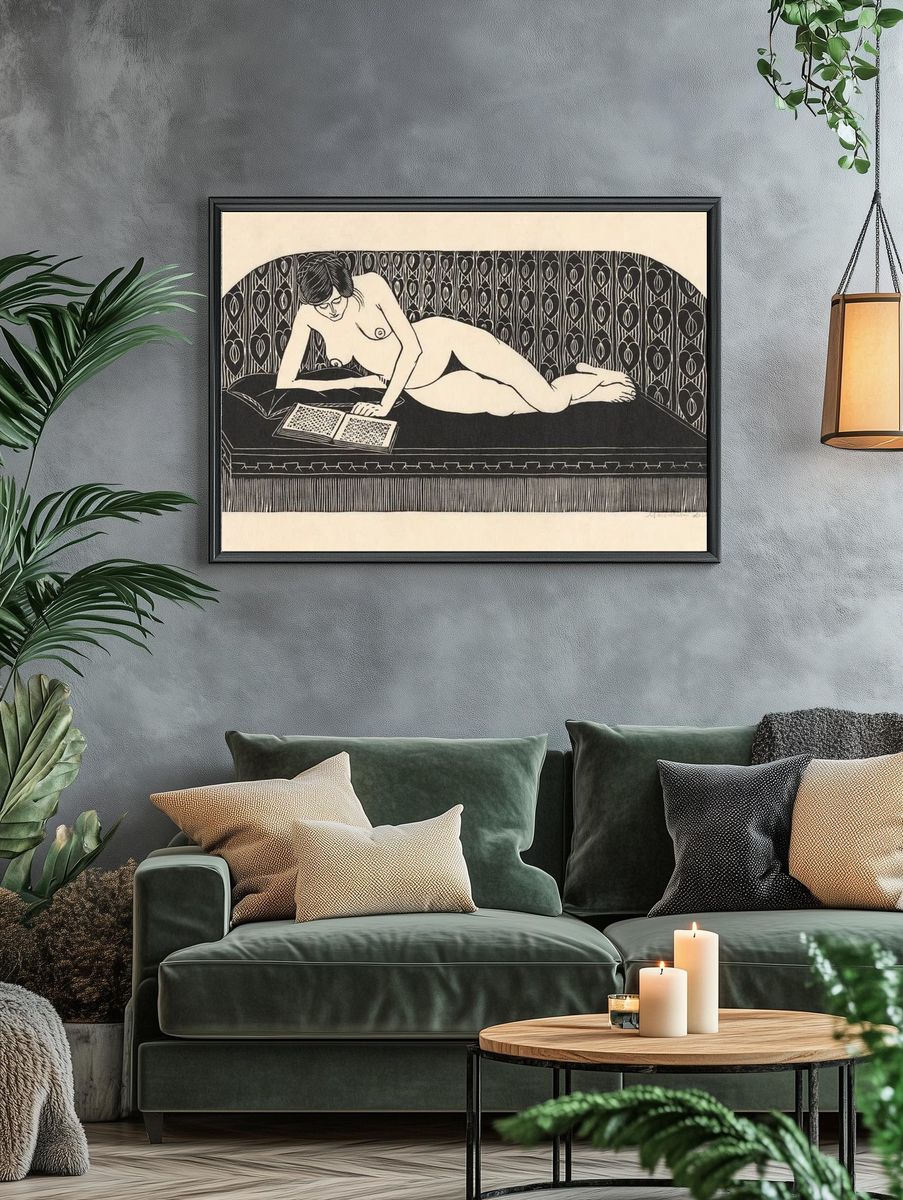 Naked woman showing her breasts. — room view 4