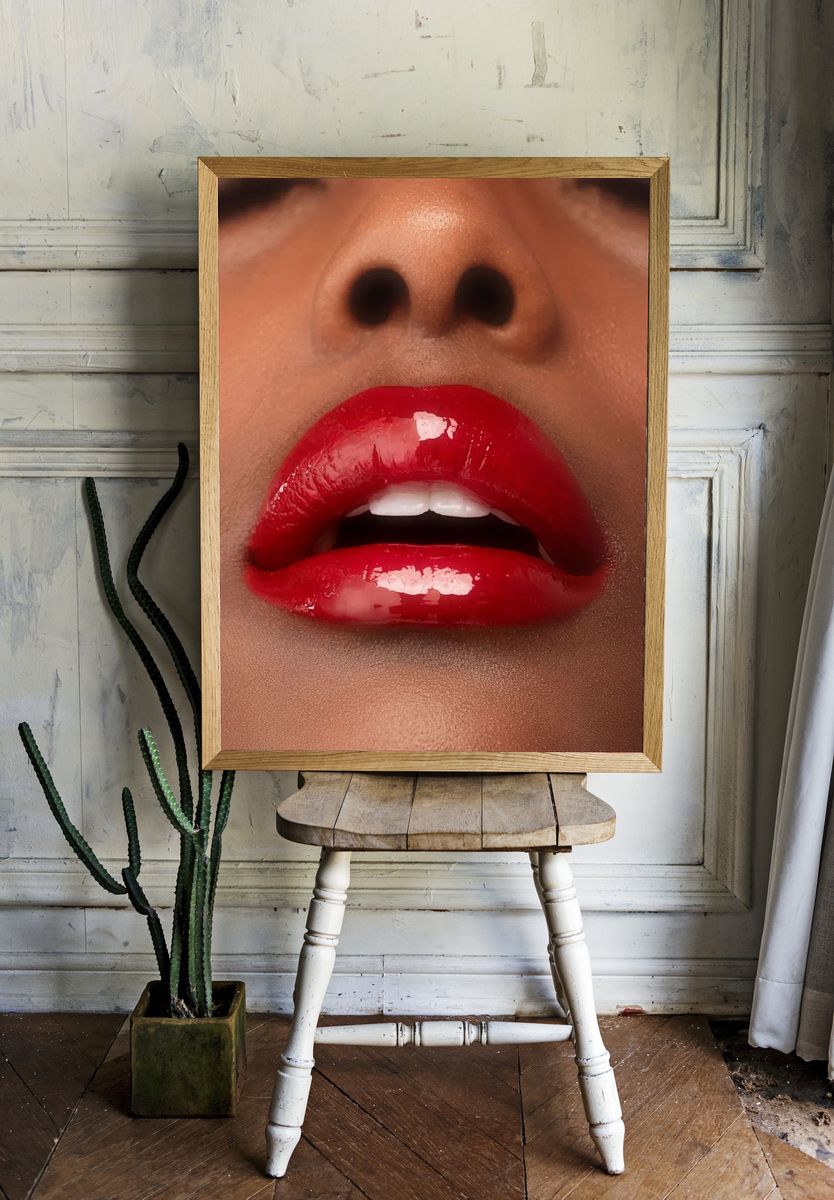 African American woman red lips. — room view 1