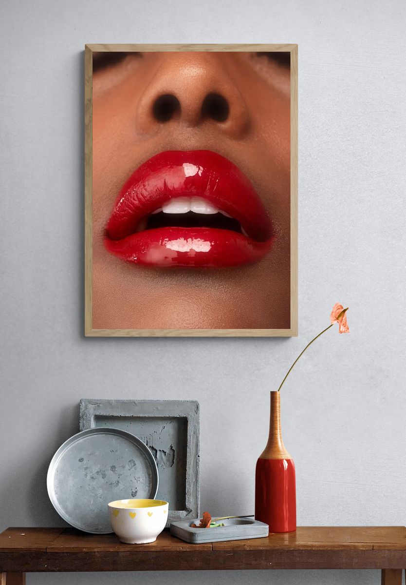 African American woman red lips. — room view 3