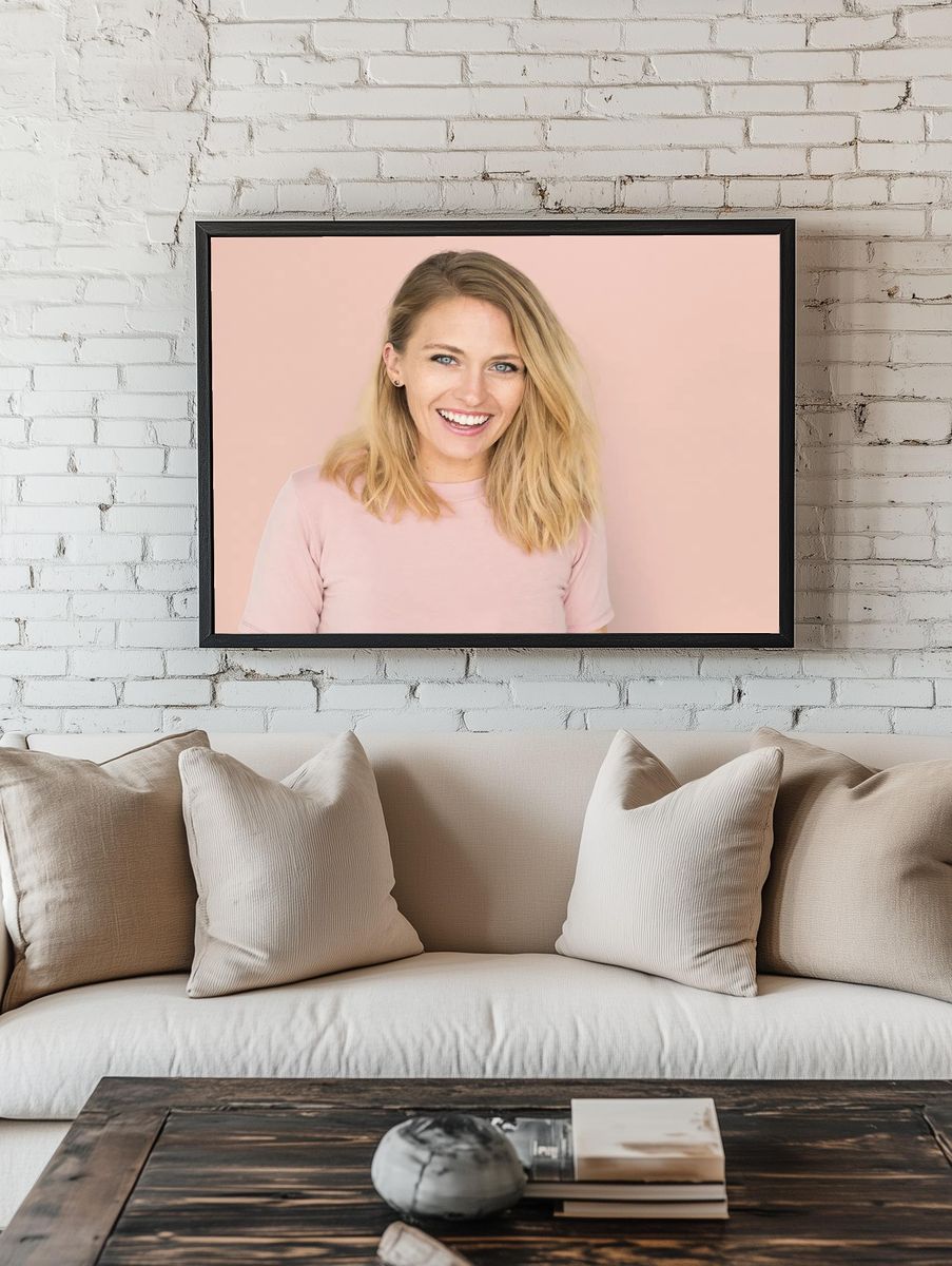 Studio shot happy Caucasian woman. — room view 1