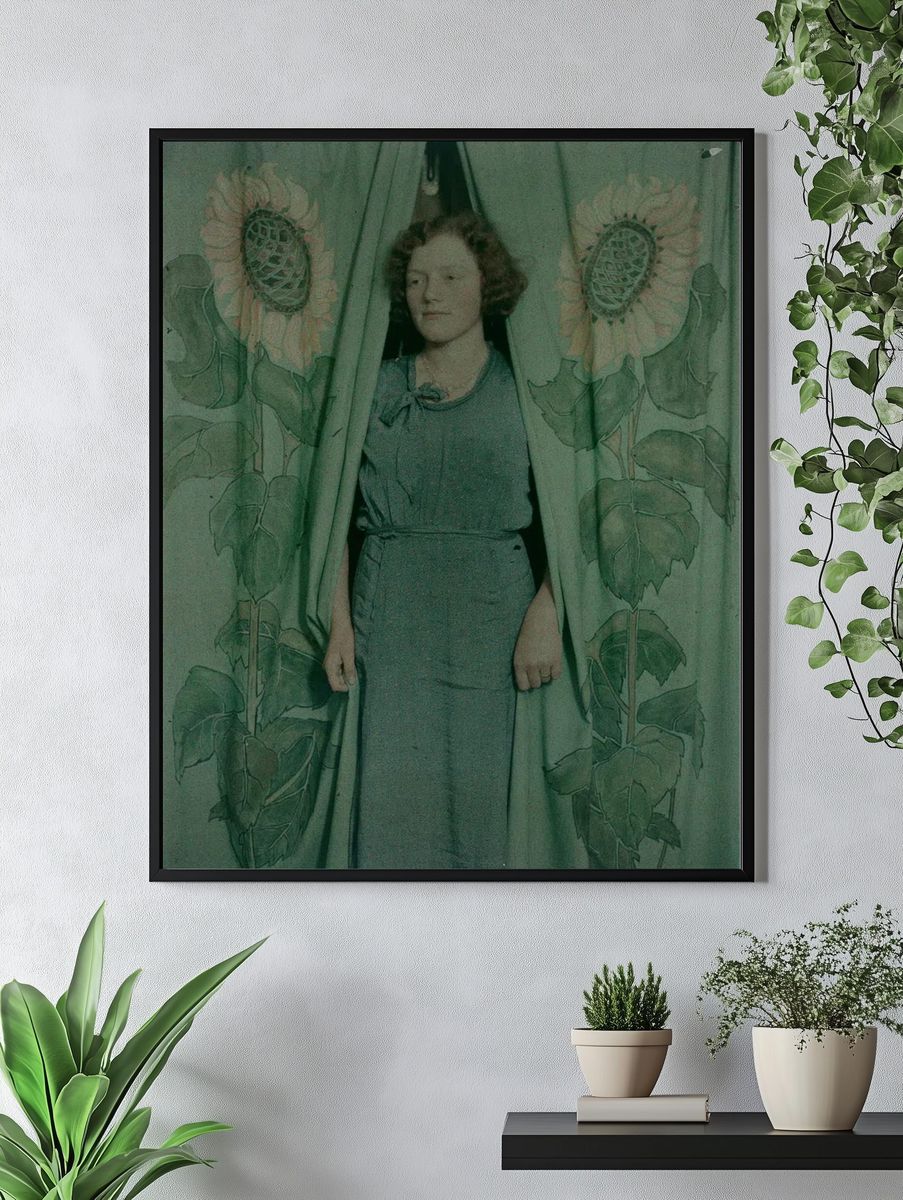 Woman sunflower print curtains (1900-1930). — room view 4